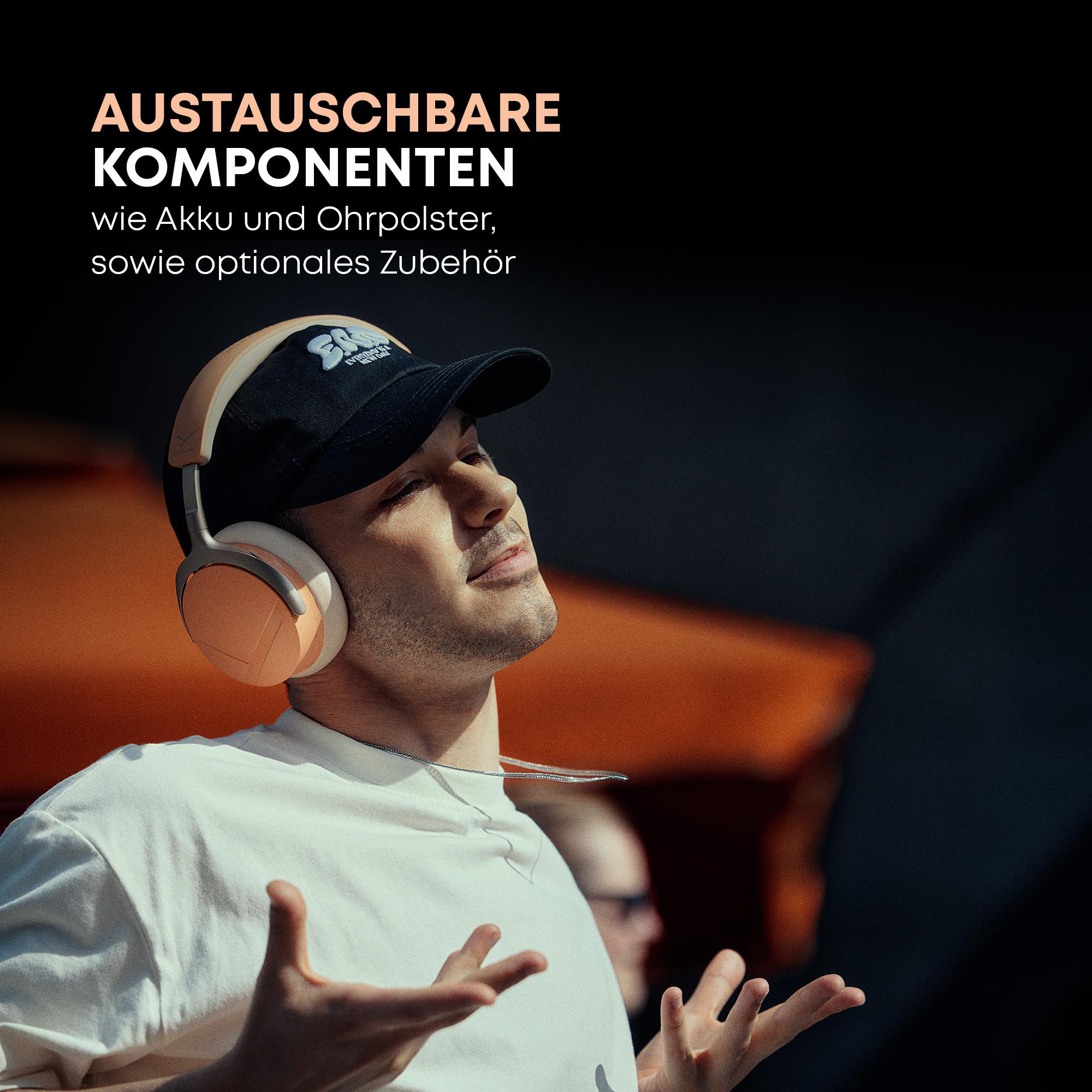 Ein junger Mann mit Cap und weißen Kopfhörern schaut nach oben, umgeben von Text.