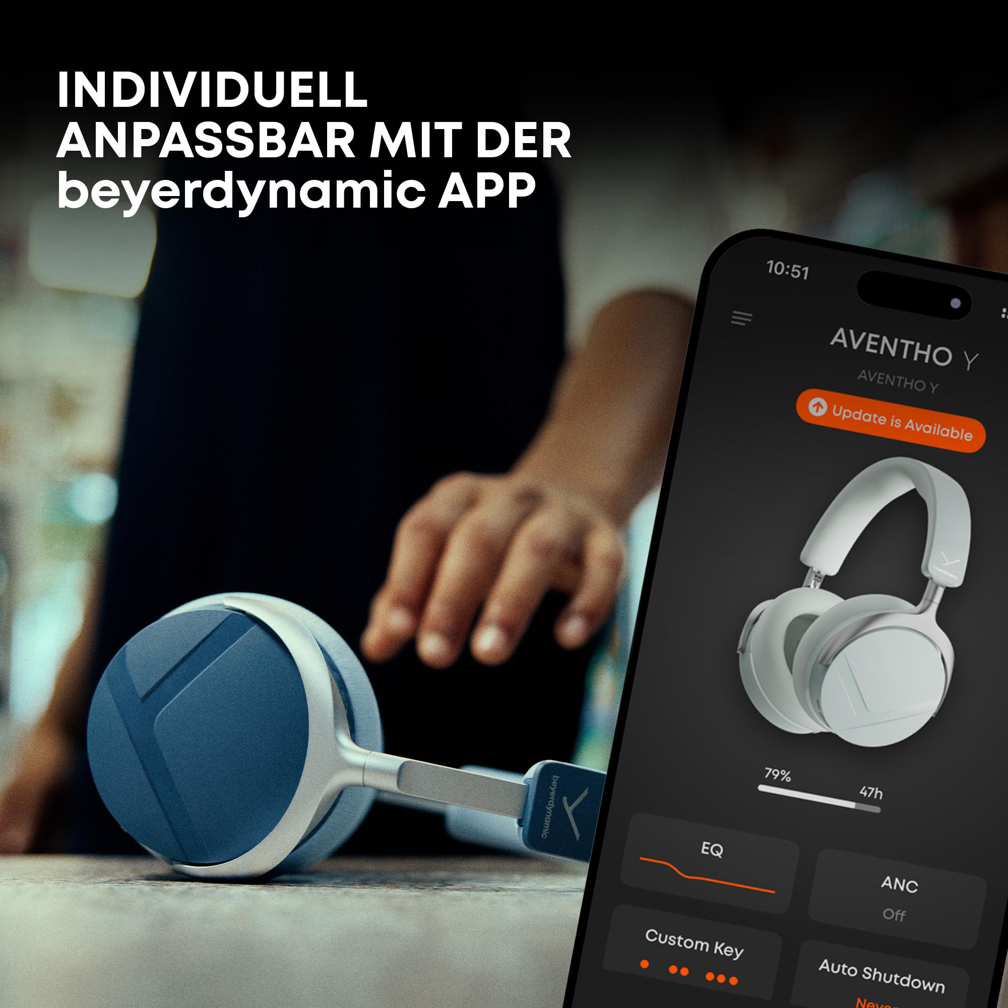 Kopfhörer auf einem Tisch neben einem Smartphone mit Steuerungs-App.