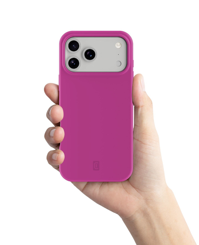 Una mano sostiene un smartphone magenta con tres cámaras traseras contra un fondo blanco.