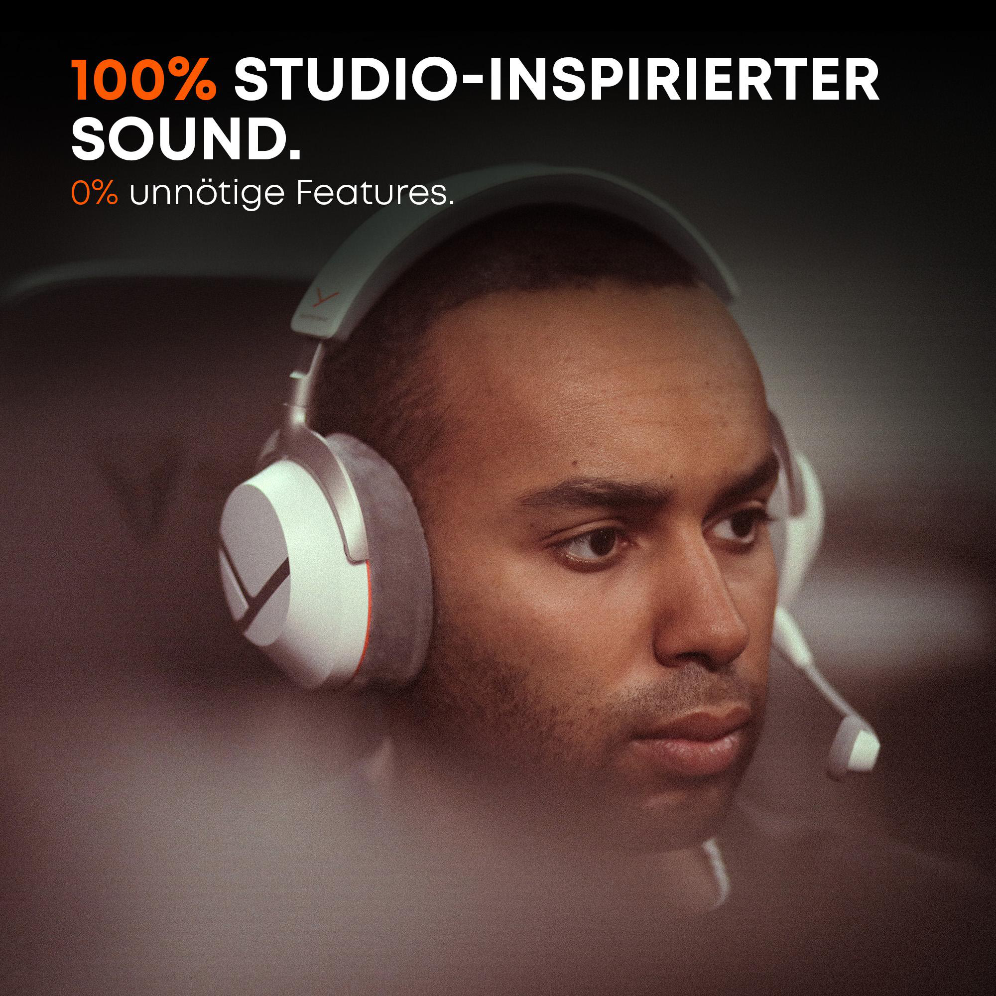 Ein junger Mann mit Headset schaut konzentriert zur Seite; Text oben links lautet 100% Studio-inspirierter Sound.