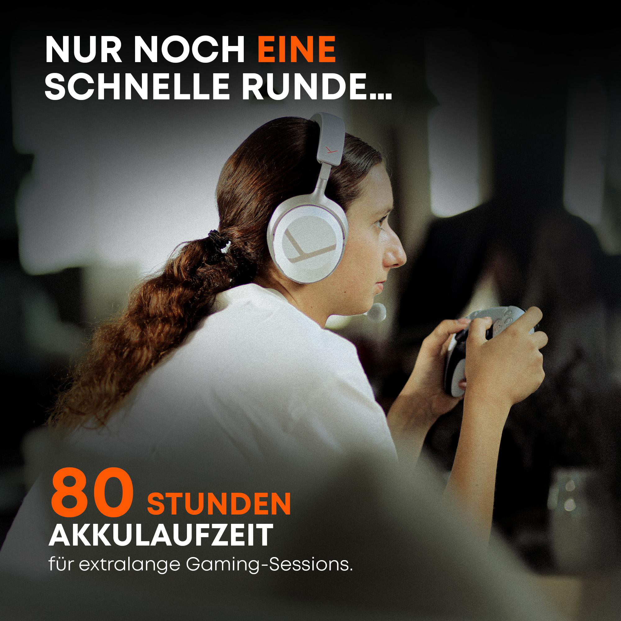 Eine junge Frau mit Headset spielt fokussiert mit einem Gamepad vor dunklem Hintergrund.