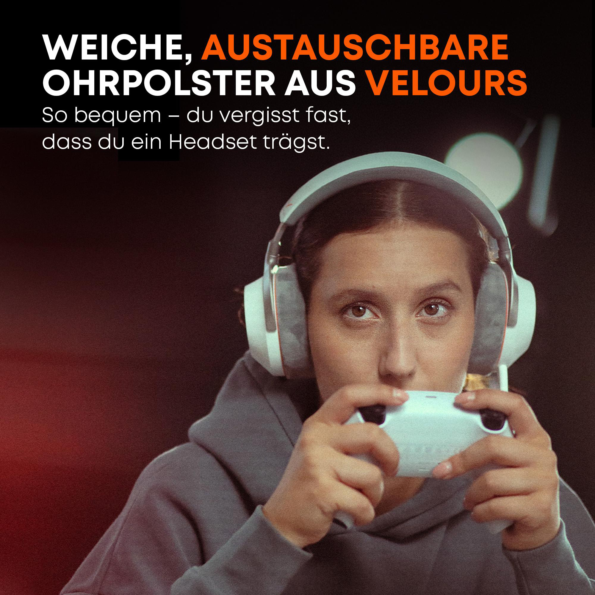 Eine Frau mit weißem Headset hält einen Controller vor das Gesicht, mit deutschem Text.