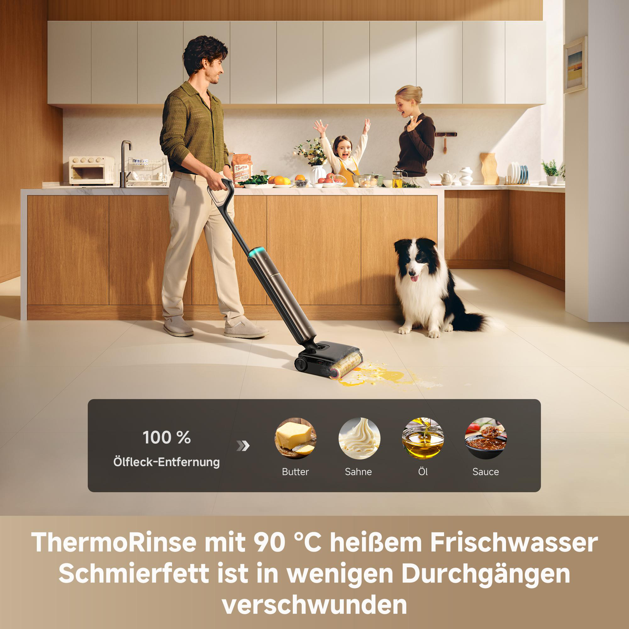 Ein Mann reinigt mit einem Nasssauger verschüttetes Öl auf dem Küchenboden, während Familie und Hund zusehen.