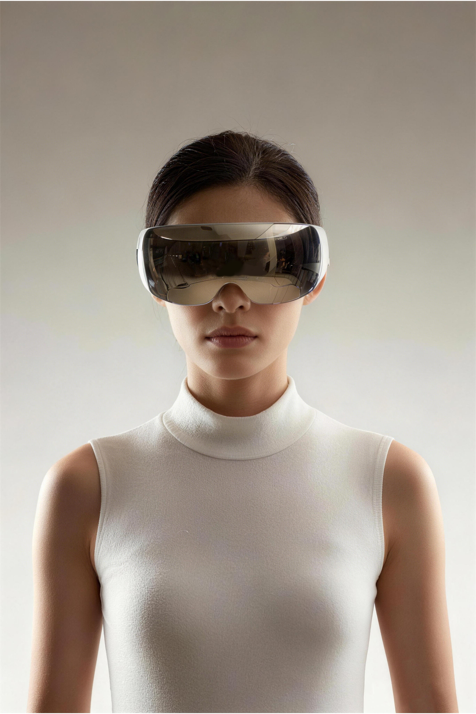 Sötét hajú nő futurisztikus VR szemüvegben és fehér felsőben, semleges háttér előtt.