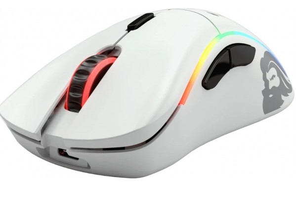 Beyaz arka planda RGB aydınlatmalı, iki yan tuşlu ve kırmızı tekerlekli beyaz bir oyuncu faresi.