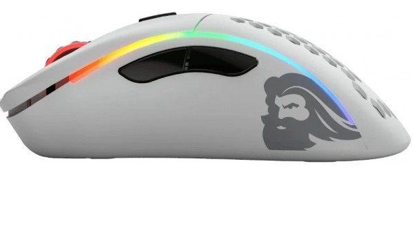 RGB aydınlatmalı, yan tuşlu ve beyaz arka plan üzerinde gri logo bulunan beyaz oyuncu faresi.