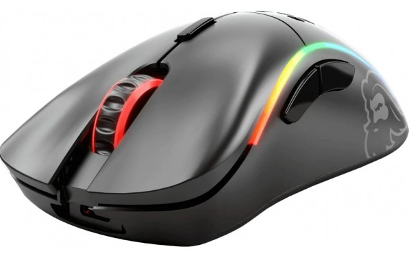 Beyaz arkaplanda kırmızı tekerlekli ve RGB aydınlatmalı siyah oyuncu faresi.