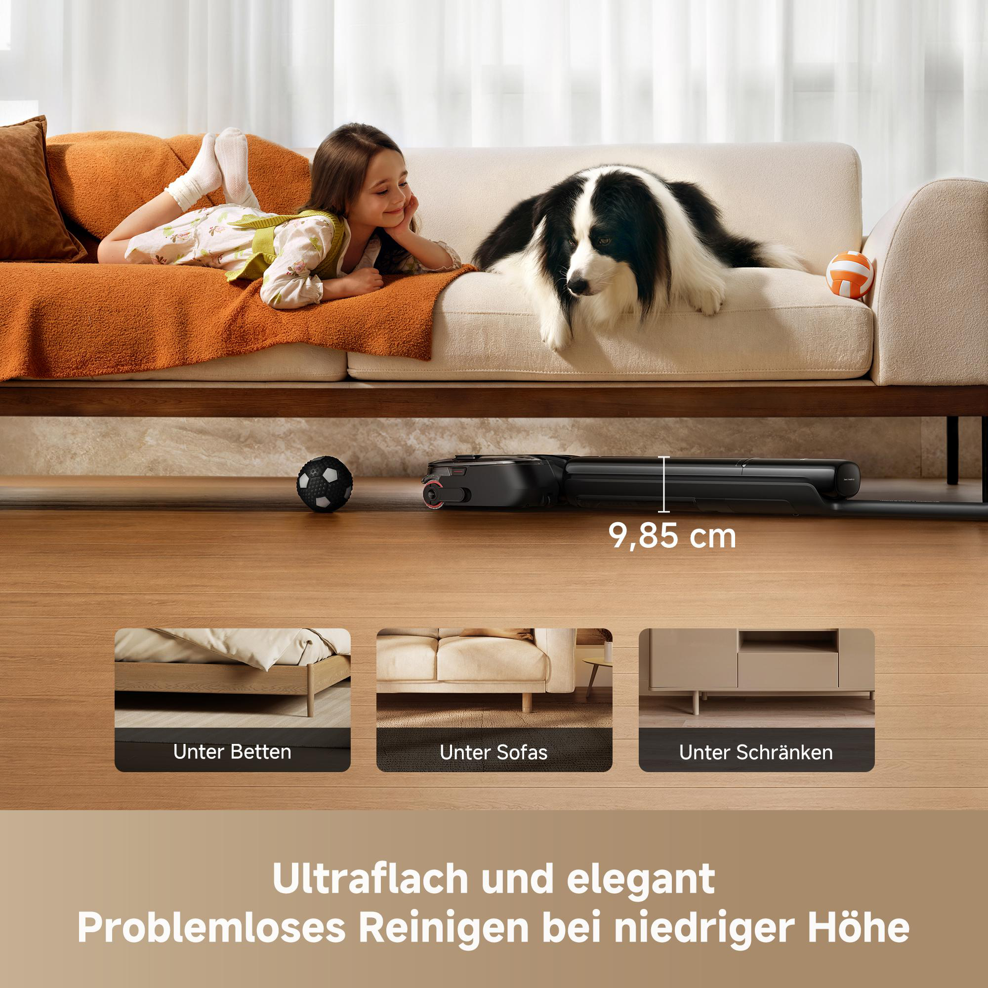 Ein flacher Saugroboter reinigt unter einem niedrigen Sofa, auf dem ein Mädchen und ein Hund liegen, mit drei Vorschaubildern.