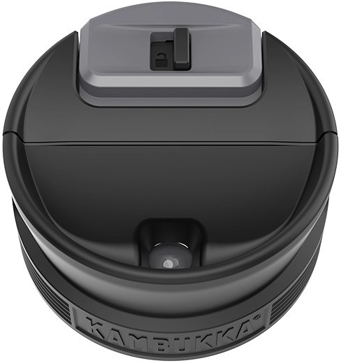 Czarna pokrywka kubka od góry, z szarym mechanizmem blokującym i logo Kambukka.