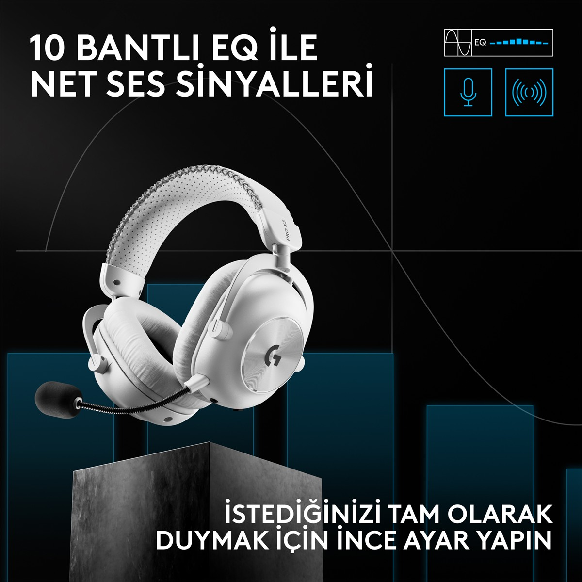 Mavi vurgulu karanlık arka planda mikrofonlu beyaz oyuncu kulaklığı ve Türkçe metin.