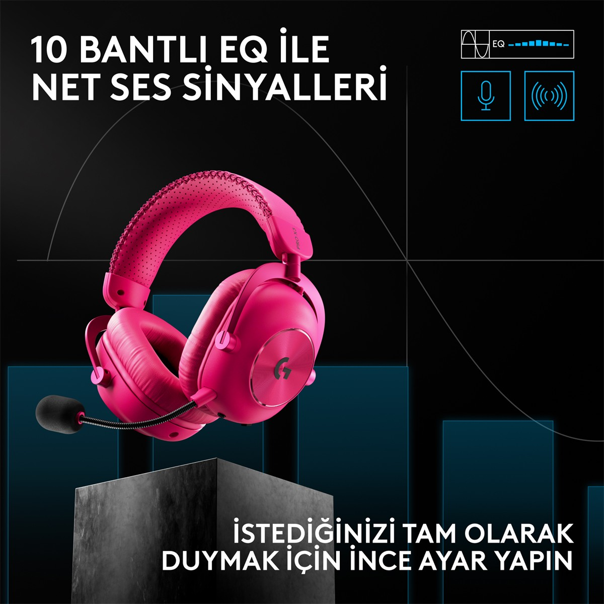 Mavi grafik unsurları ve metin içeren koyu arka planda mikrofonlu parlak pembe oyuncu kulaklığı.