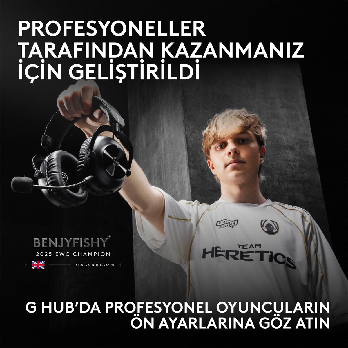 Siyah beyaz arka planda kulaklık tutan profesyonel e-sporcu ve yazılar.