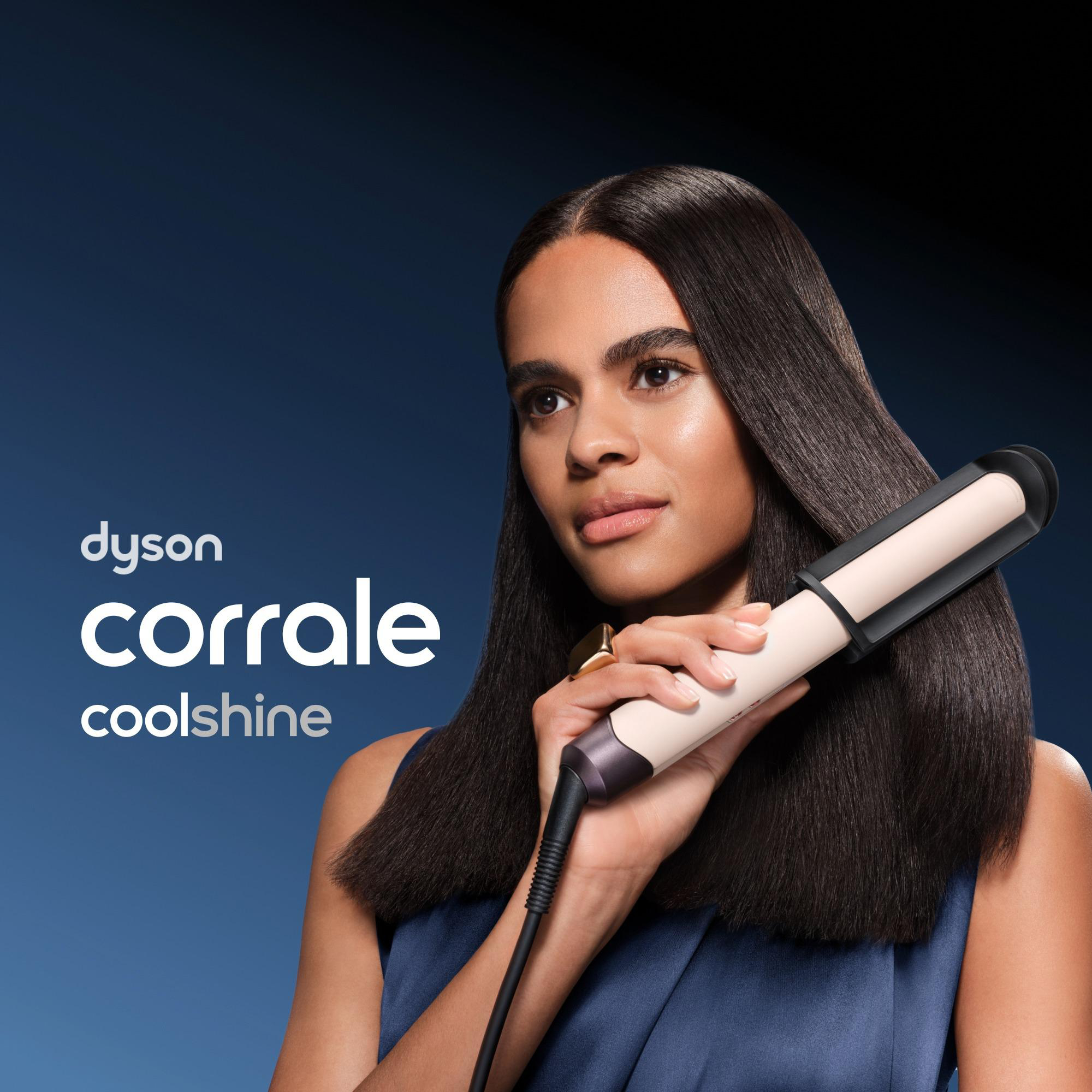 Eine Frau hält ein Dyson Corrale Haarglätteisen und zeigt ihr glattes schwarzes Haar vor blauem Hintergrund.