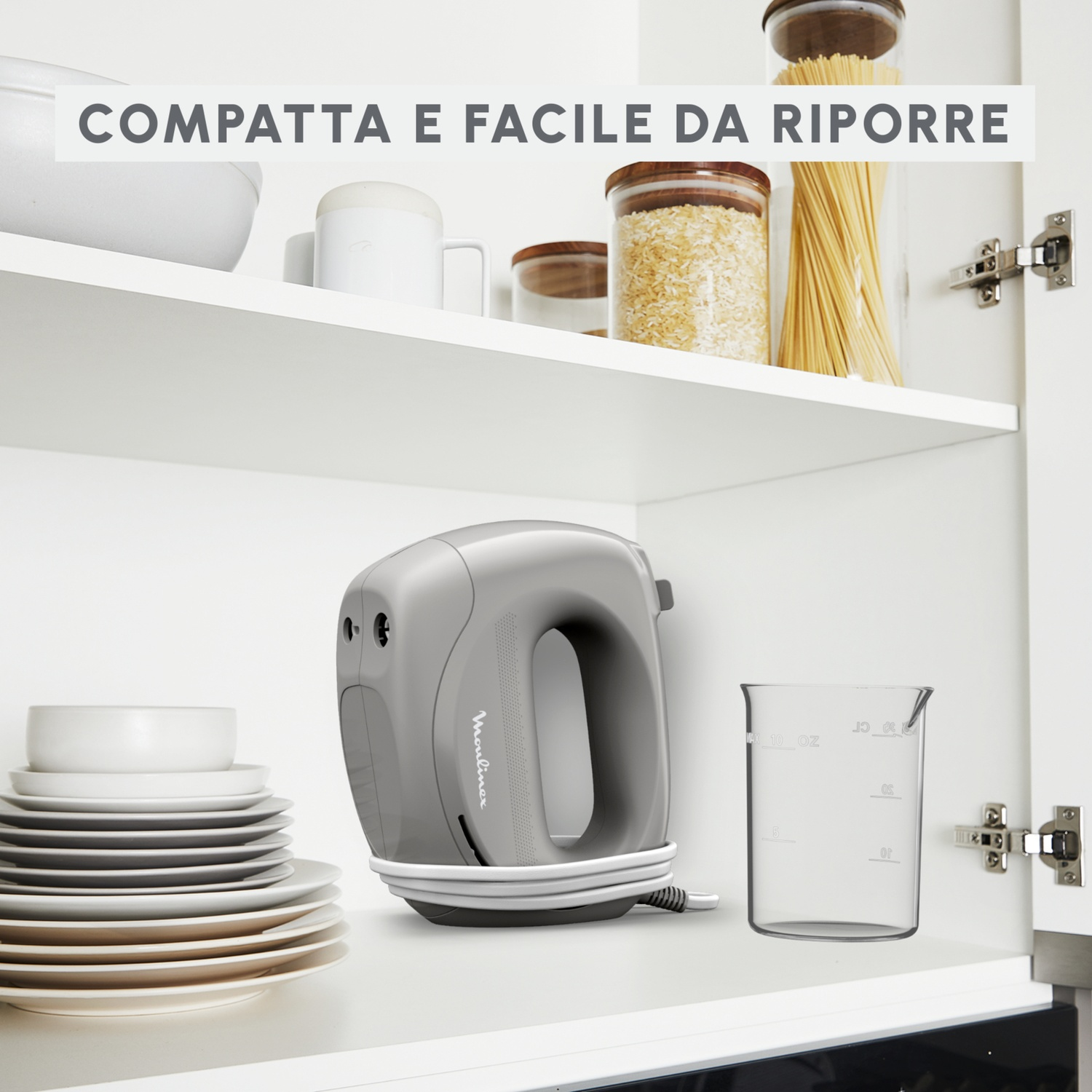 Sbattitore elettrico grigio compatto riposto in un mobile da cucina.