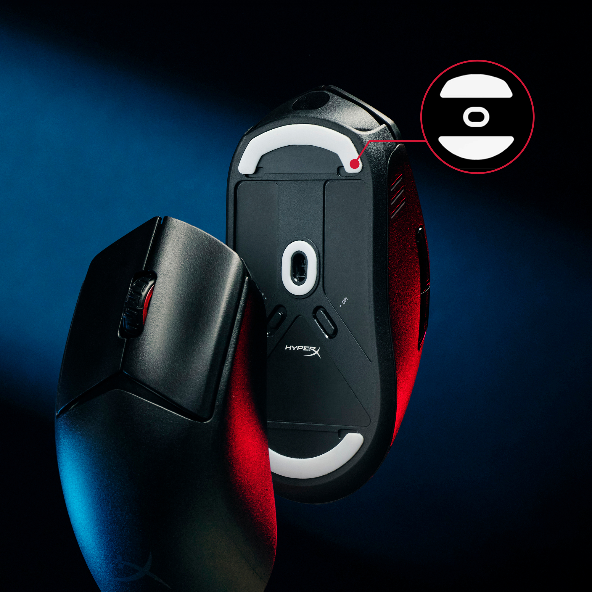 Zwei schwarze HyperX-Gaming-Mäuse vor dunklem Hintergrund mit blau-rotem Licht, Unter- und Oberseite sichtbar.
