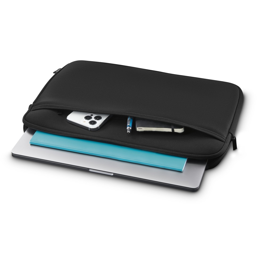 Schwarze Laptoptasche mit einem Laptop, einem blauen Heft, einem Smartphone, einem Stift und einem Notizbuch in der Tasche.