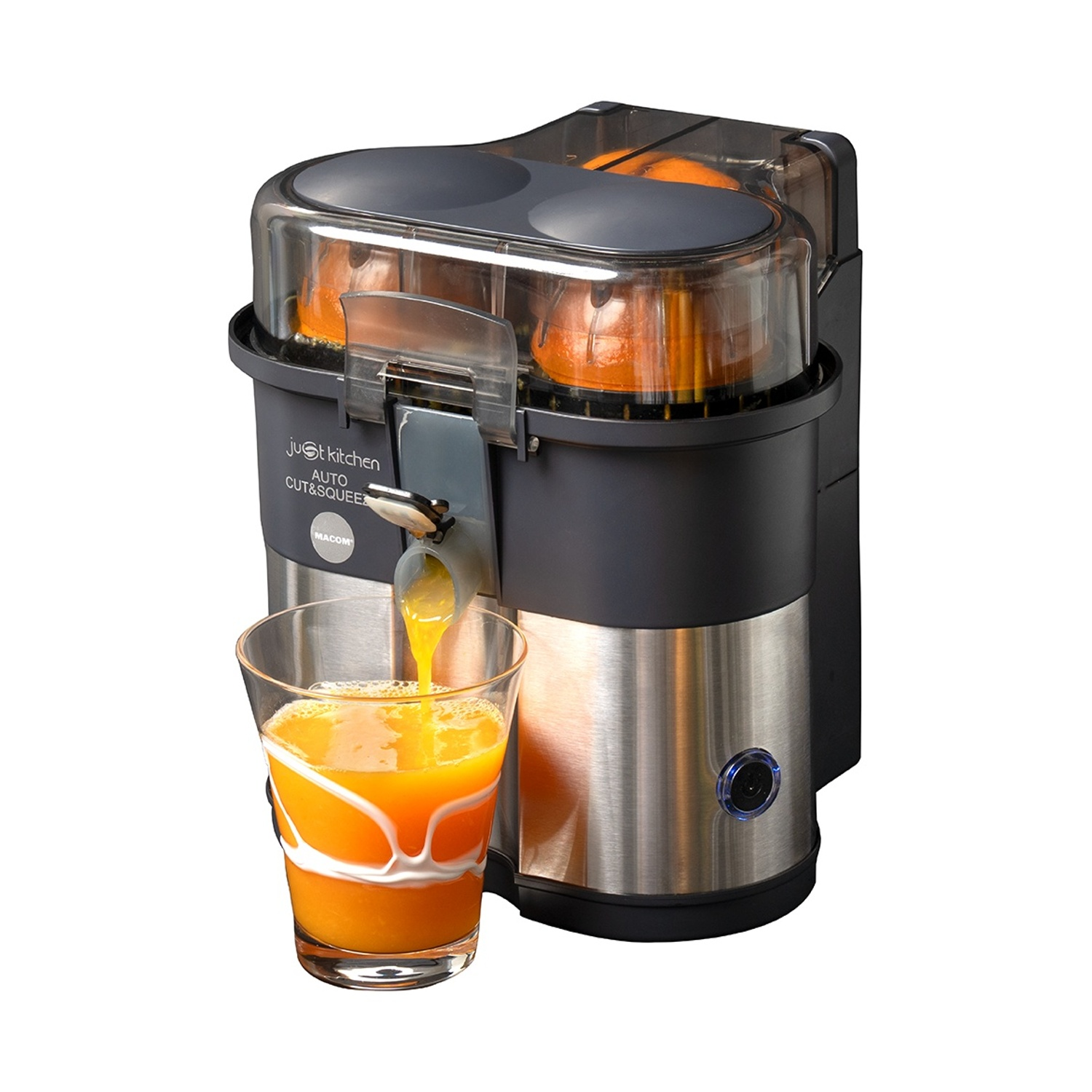 Moderno spremiagrumi elettrico in acciaio inossidabile versa succo d'arancia fresco in un bicchiere.