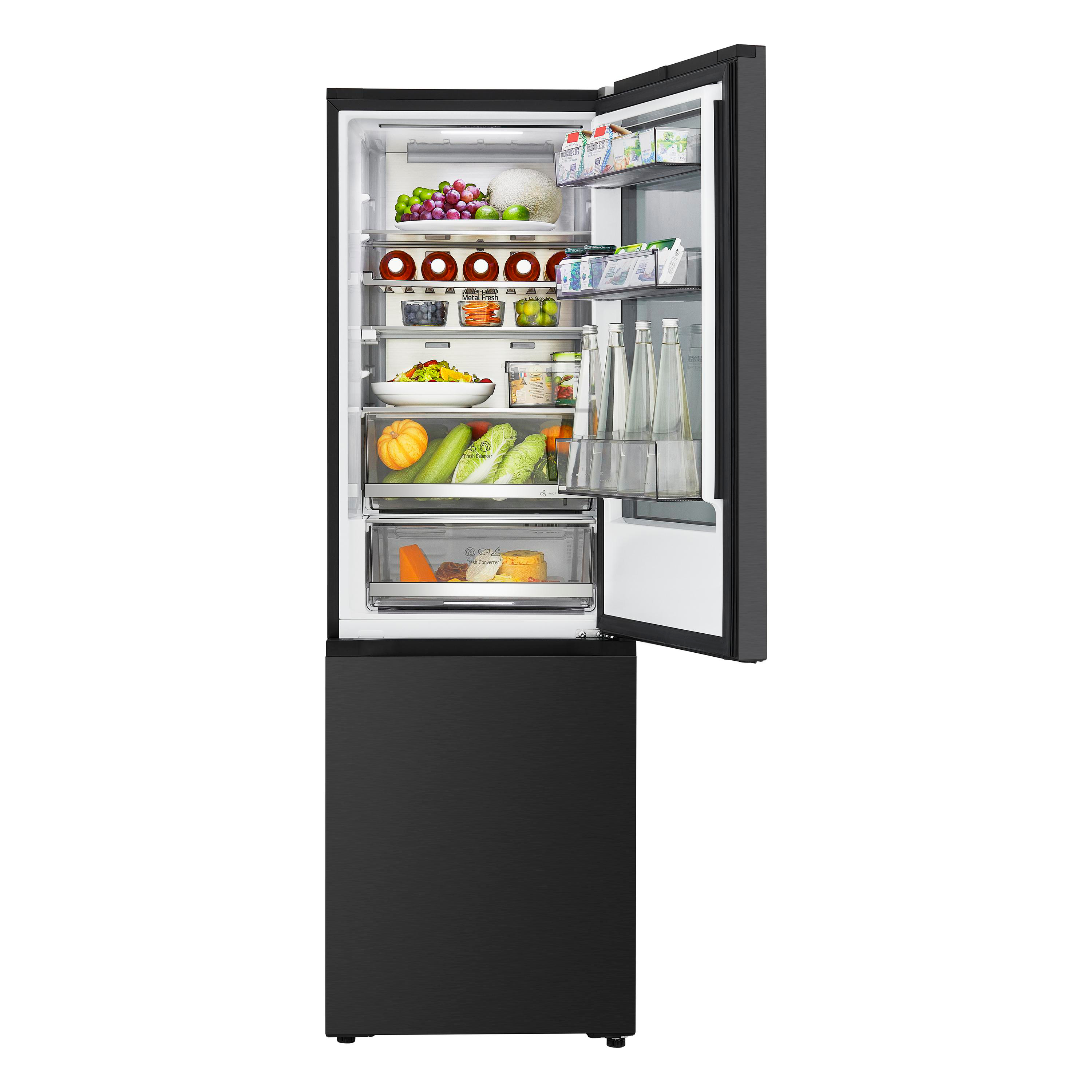 Schwarzer Kühlschrank mit geöffneter Tür, gefüllt mit frischem Obst, Gemüse, Getränken und Lebensmitteln.