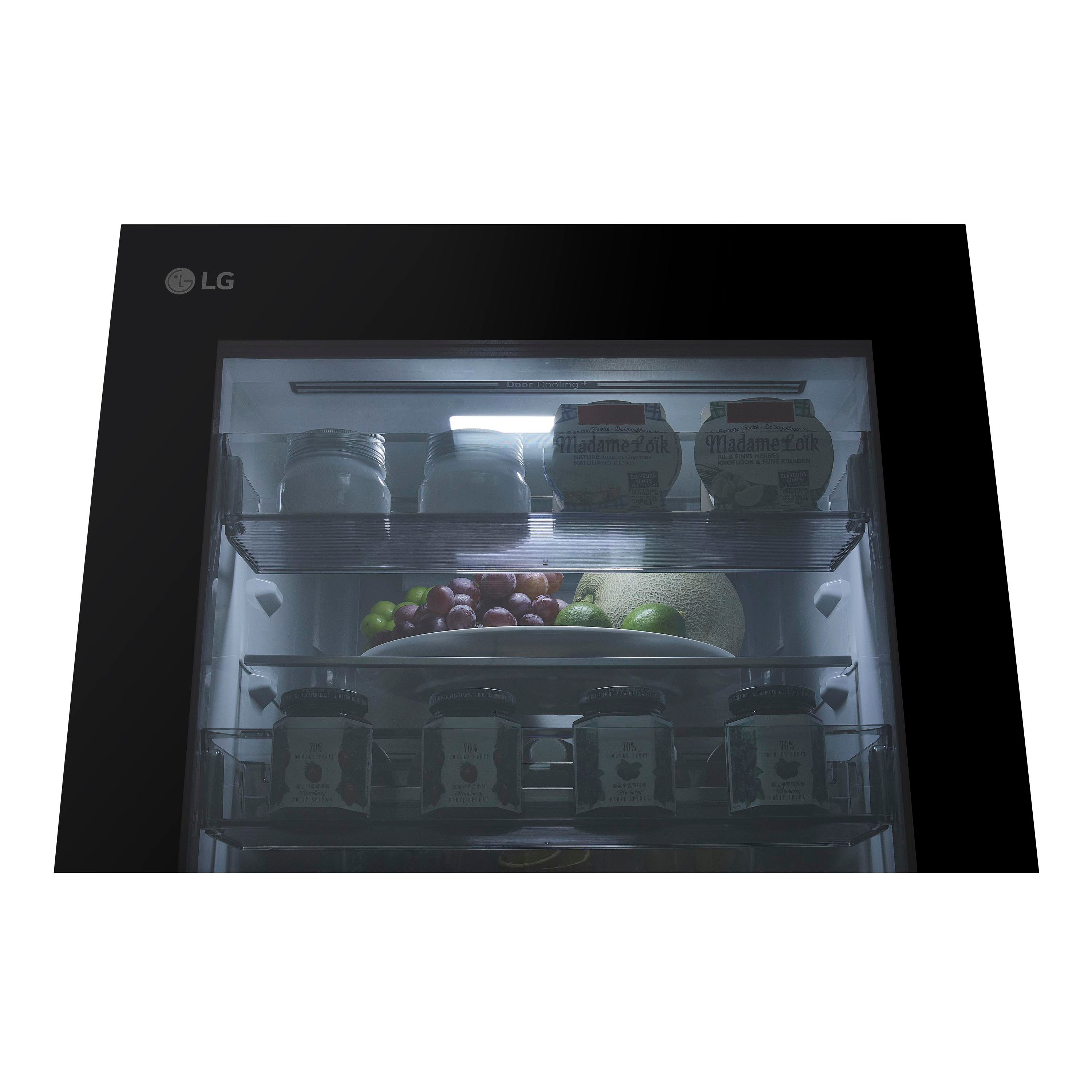 Ein beleuchteter LG-Kühlschrank mit Glaseinlagen, gefüllt mit Joghurt, Früchten und Marmeladengläsern.