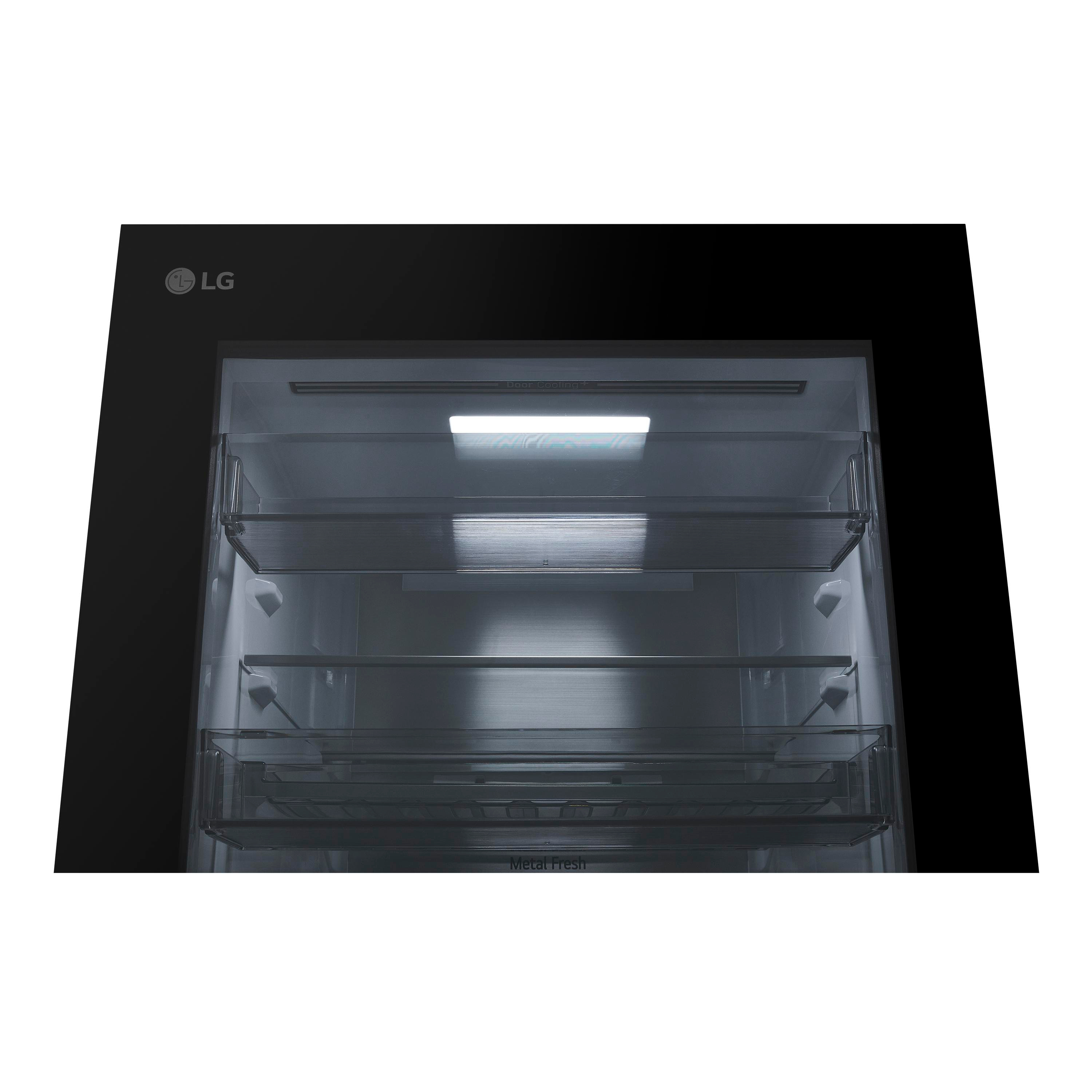 Geöffnete schwarze LG-Kühlschranktür mit beleuchtetem Innenraum, Metall-Fresh-Elementen und durchsichtigen Fächern.
