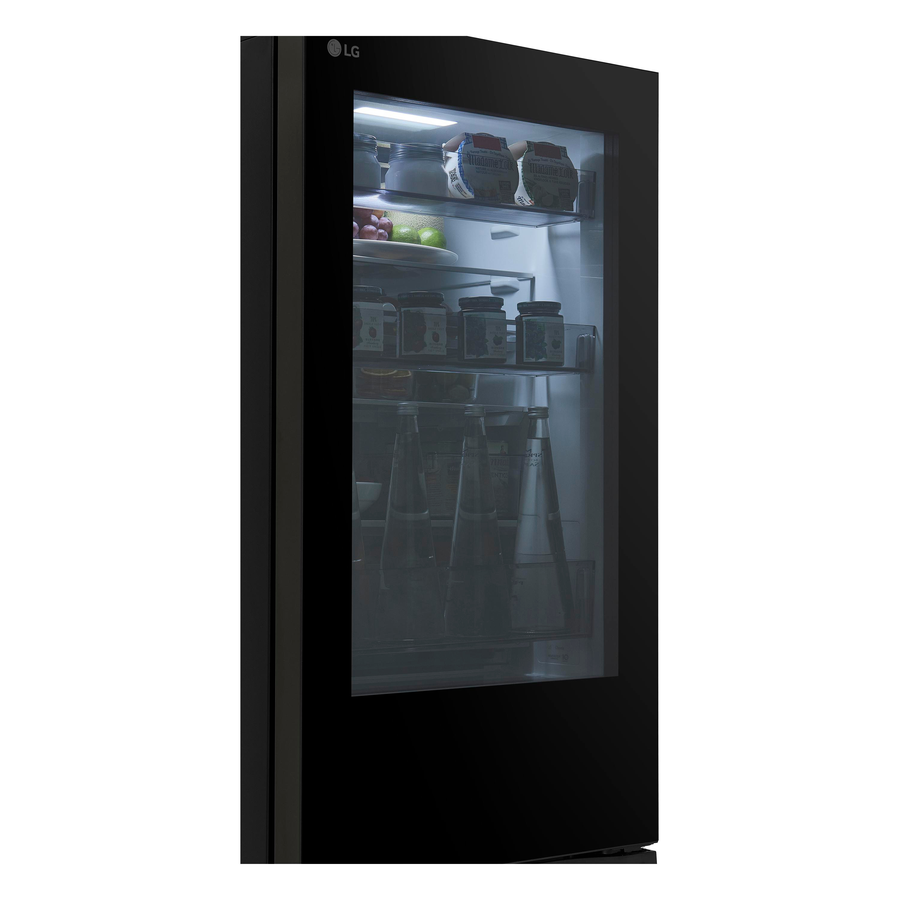 Ein schwarzer LG-Kühlschrank mit Glastür zeigt beleuchtete Fächer voller Gläser, Flaschen und Lebensmittel.