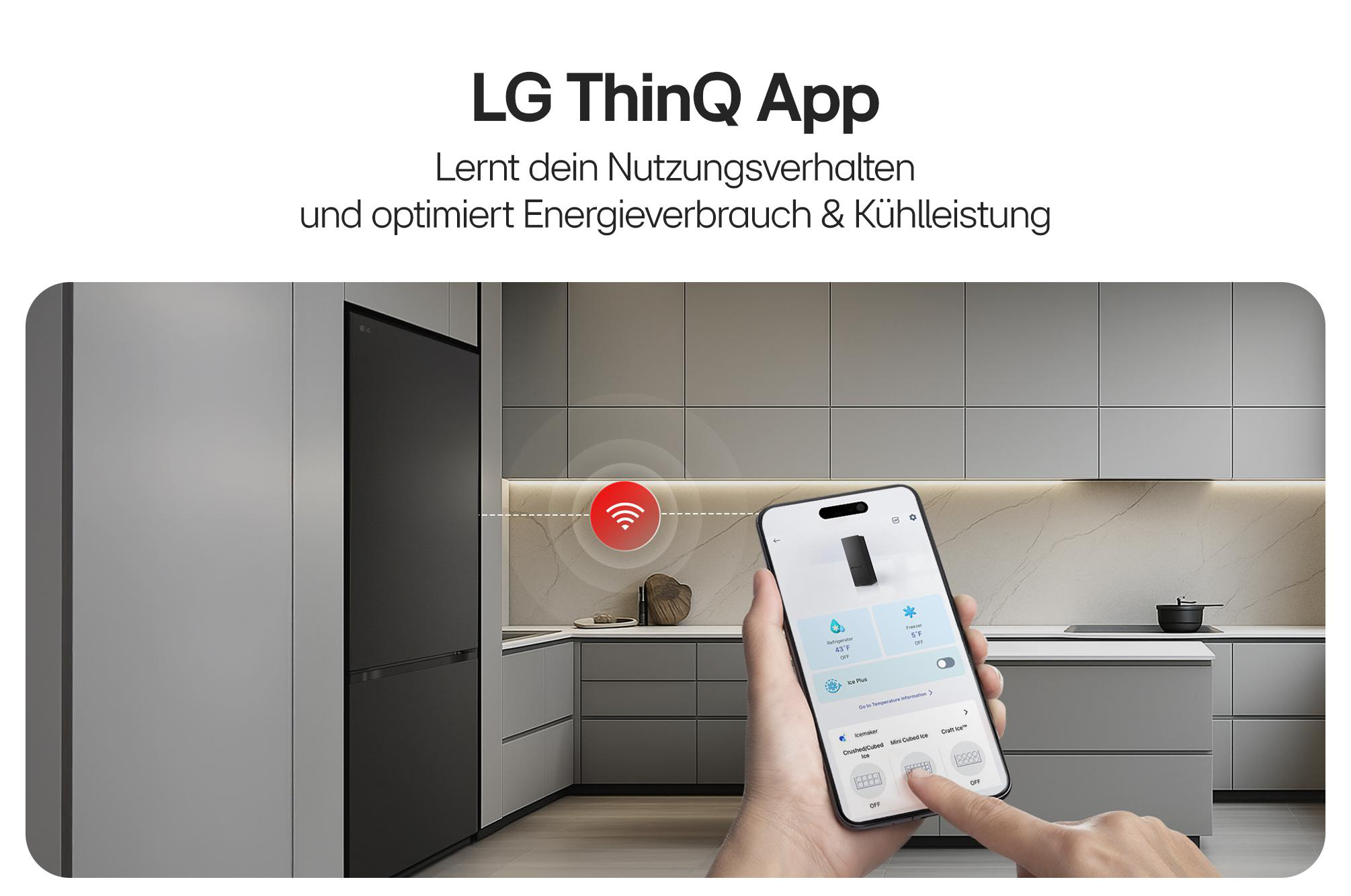 Hand hält Smartphone mit LG ThinQ App, die einen schwarzen Kühlschrank in einer modernen Küche steuert.