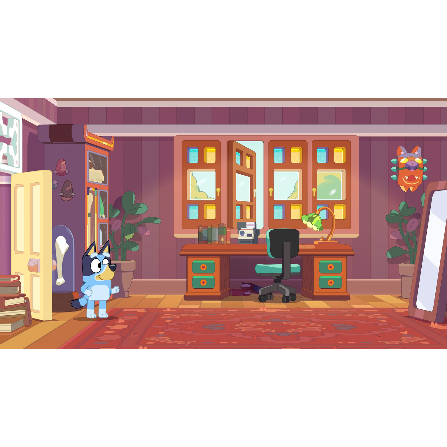 Bluey si trova in uno studio con pareti viola, scrivania in legno, piante, tappeto rosso e armadi.