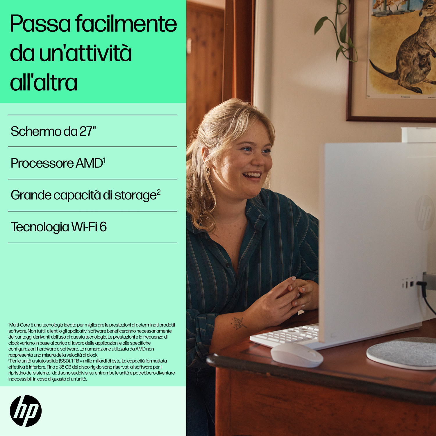 Una donna sorridente lavora su un computer bianco HP in una stanza con un quadro di un canguro.