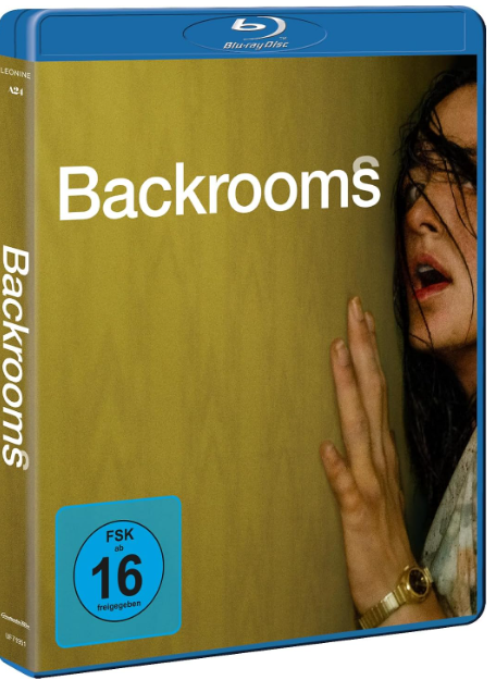 Blu-ray-Hülle des Films Backrooms mit einer Frau, die erschrocken an einer gelben Wand lehnt.