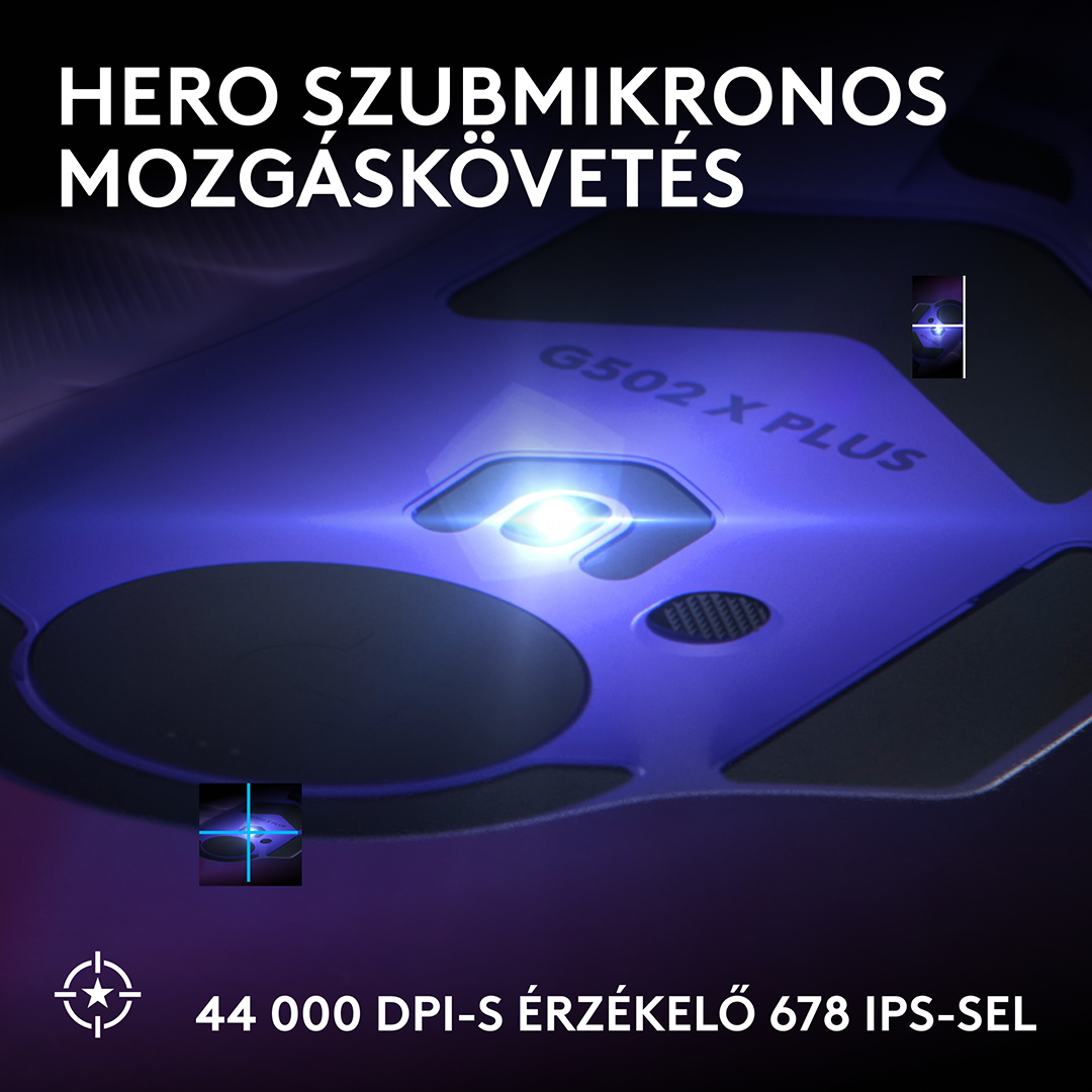 Közeli kép egy kék G502 X PLUS egérszenzorról izzó fénnyel és magyar felirattal.