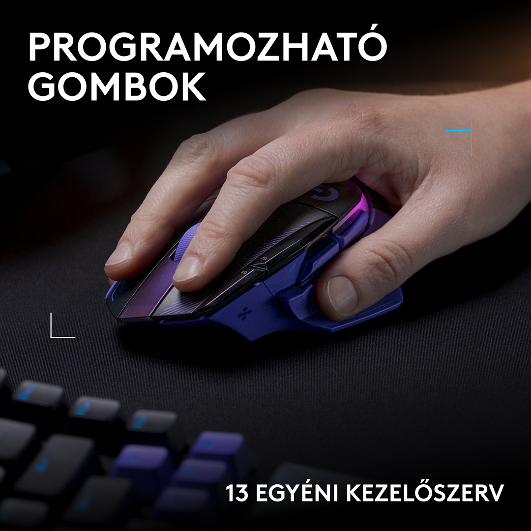 Kéz egy fekete és lila gamer egeret használ egy billentyűzet előtt.