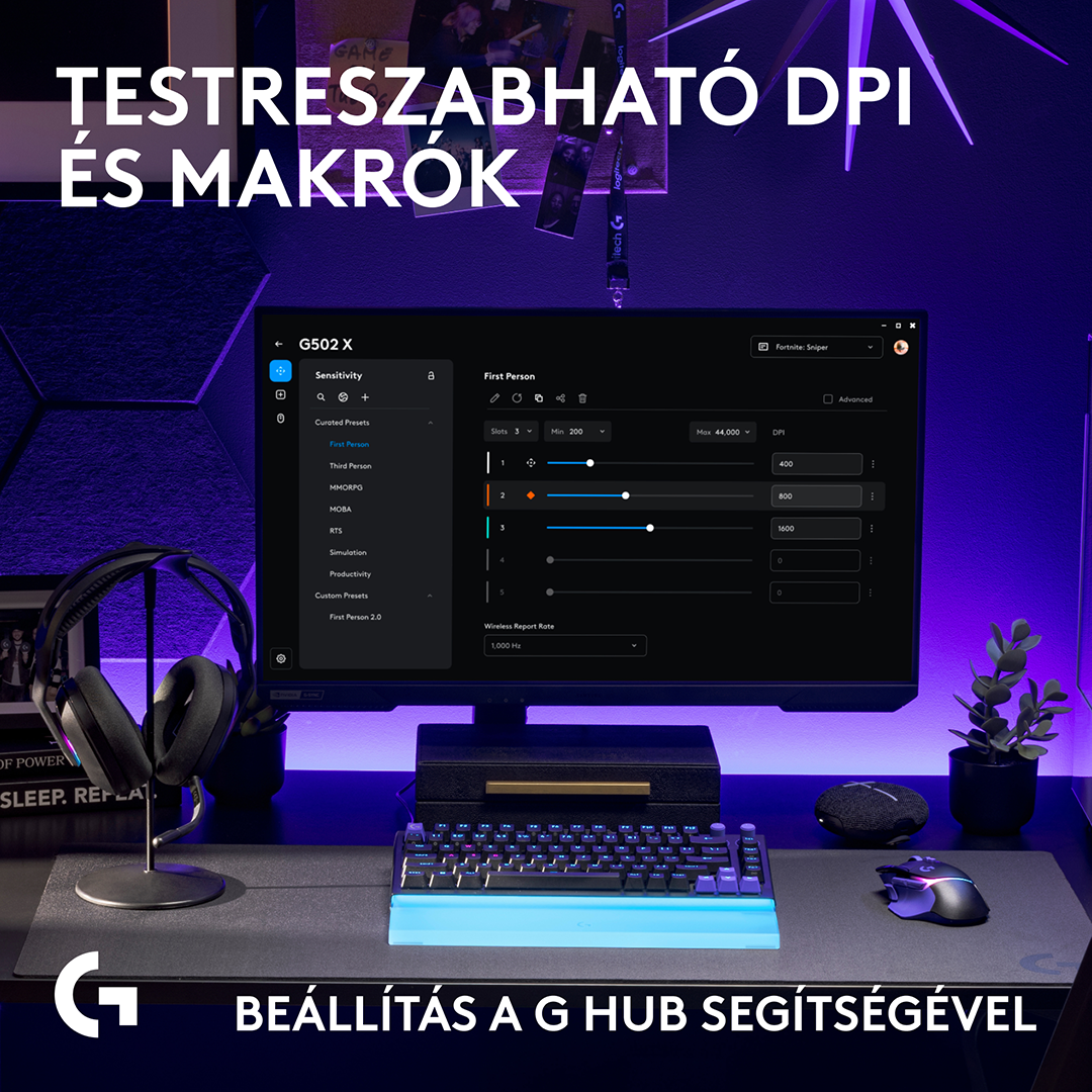 Gaming setup monitorral, billentyűzettel, egérrel és fejhallgatóval kék és lila fényben.