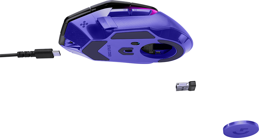 Lila gamer egér USB-C kábellel, USB vevővel és logóval fekete háttéren.
