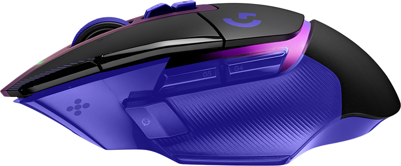 Fekete és lila gamer egér világító LED-ekkel, oldalsó gombokkal és Logitech logóval fekete háttér előtt.