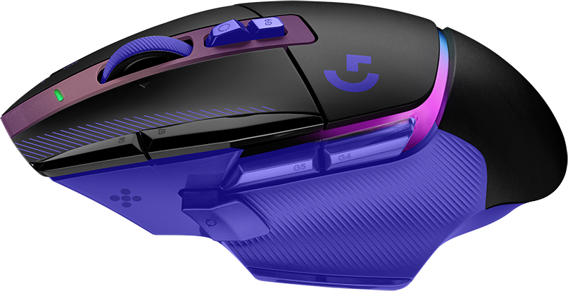 Fekete és lila gamer egér RGB világítással fekete háttér előtt.