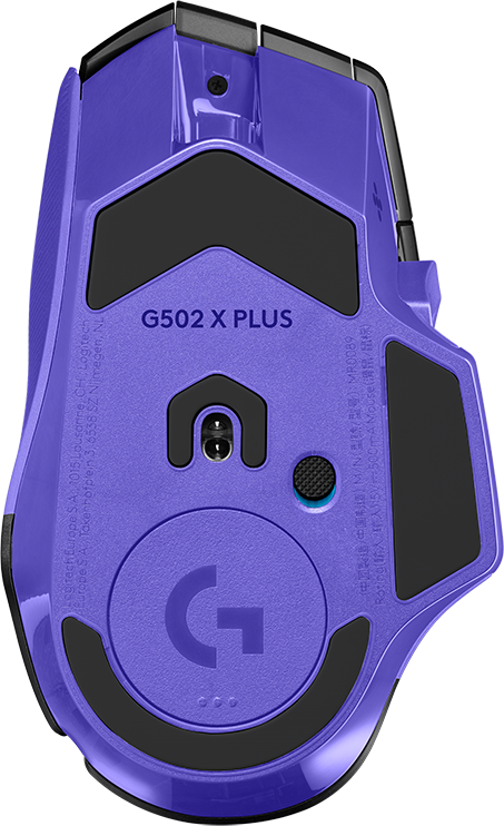 Egy lila Logitech G502 X PLUS gamer egér alja fekete érzékelővel és talpakkal, fekete háttér előtt.