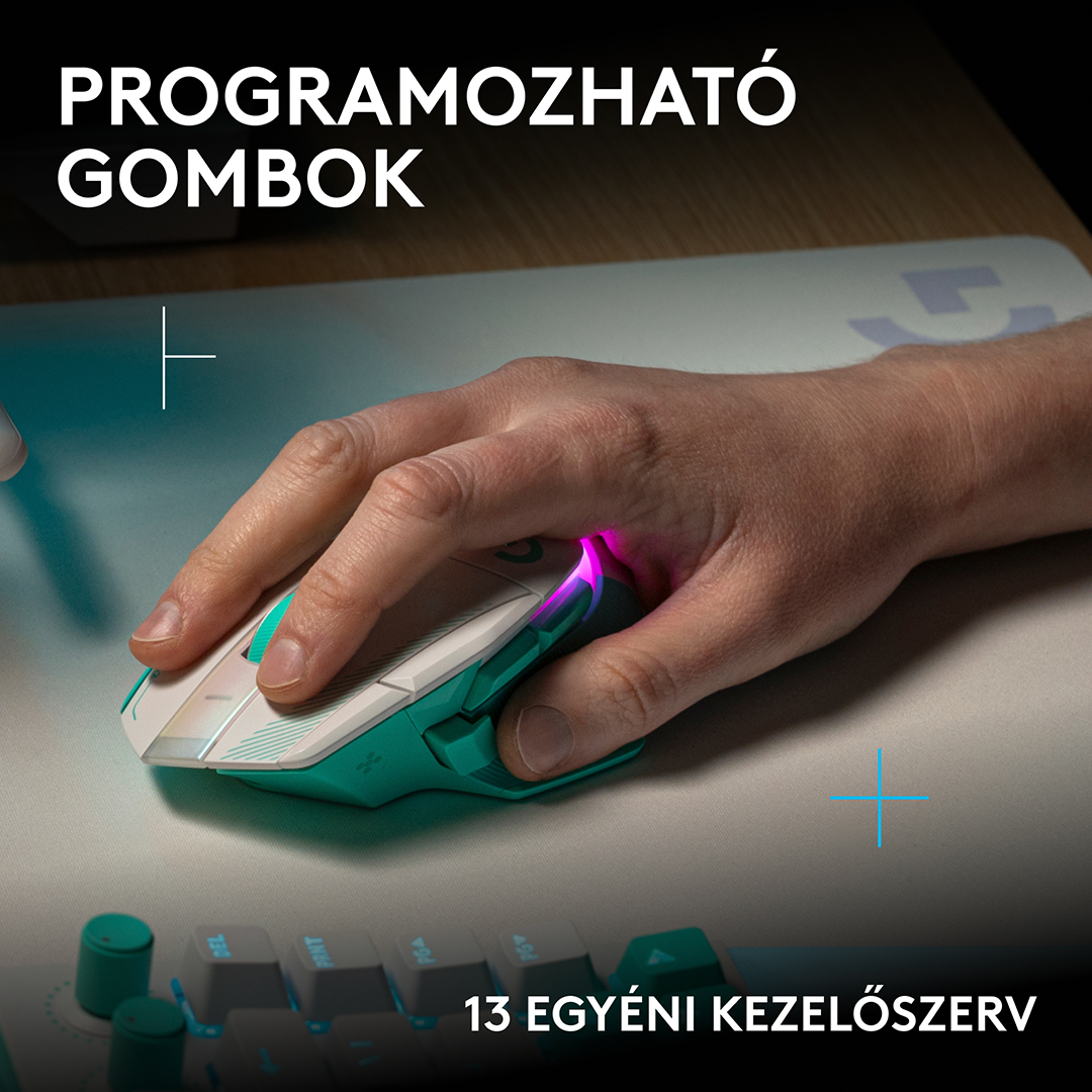 Kéz fehér és türkiz színű játékegeret használ egy egérpadon.