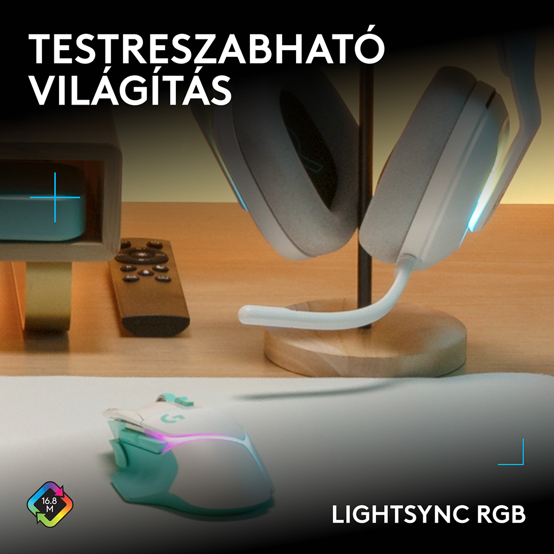 Fehér és türkizkék gamer headset állványon, hozzáillő egérrel és távirányítóval az asztalon.