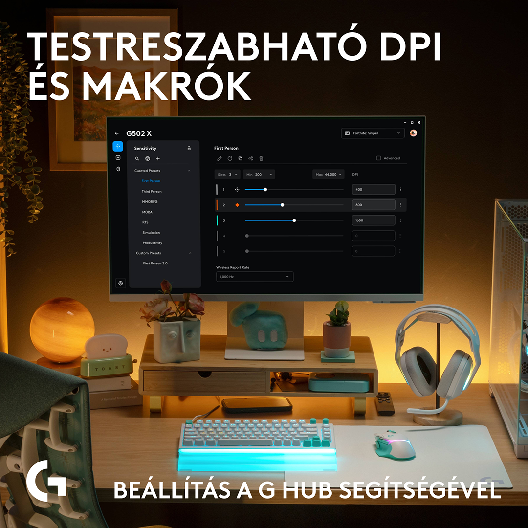 Megvilágított asztali beállítás monitorral, fehér billentyűzettel, egérrel.