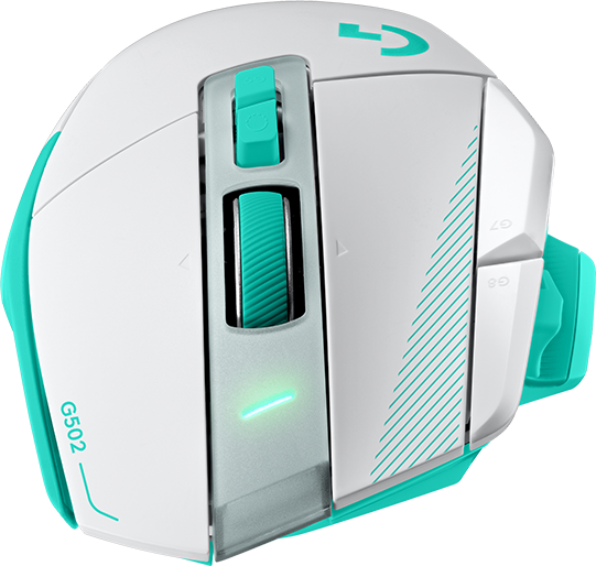 Egy fehér és türkizkék Logitech G502 gamer egér RGB világítással, fekete háttér előtt.