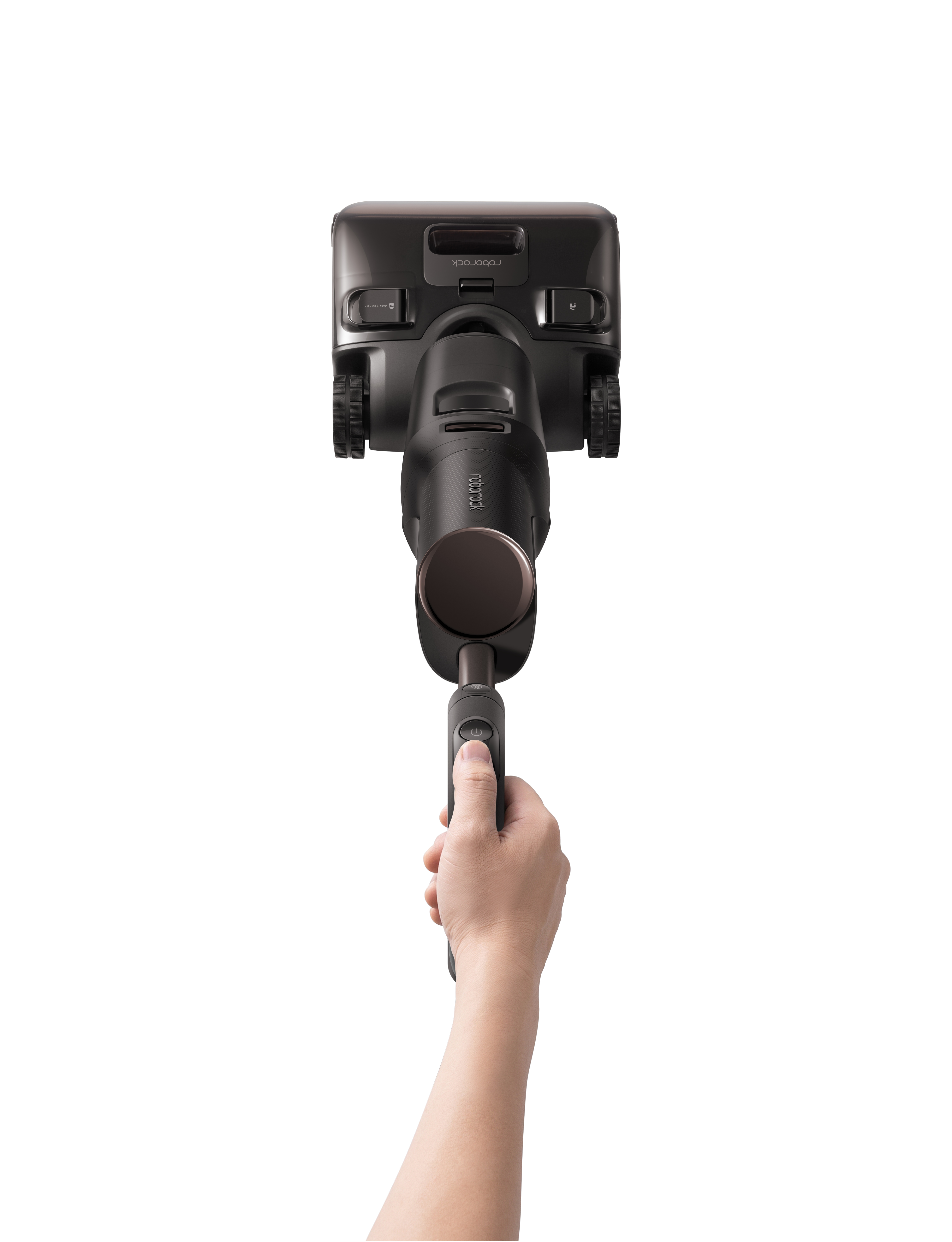 Eine Hand hält den Griff eines schwarzen Roborock Staubsaugers von oben gegen einen weißen Hintergrund.