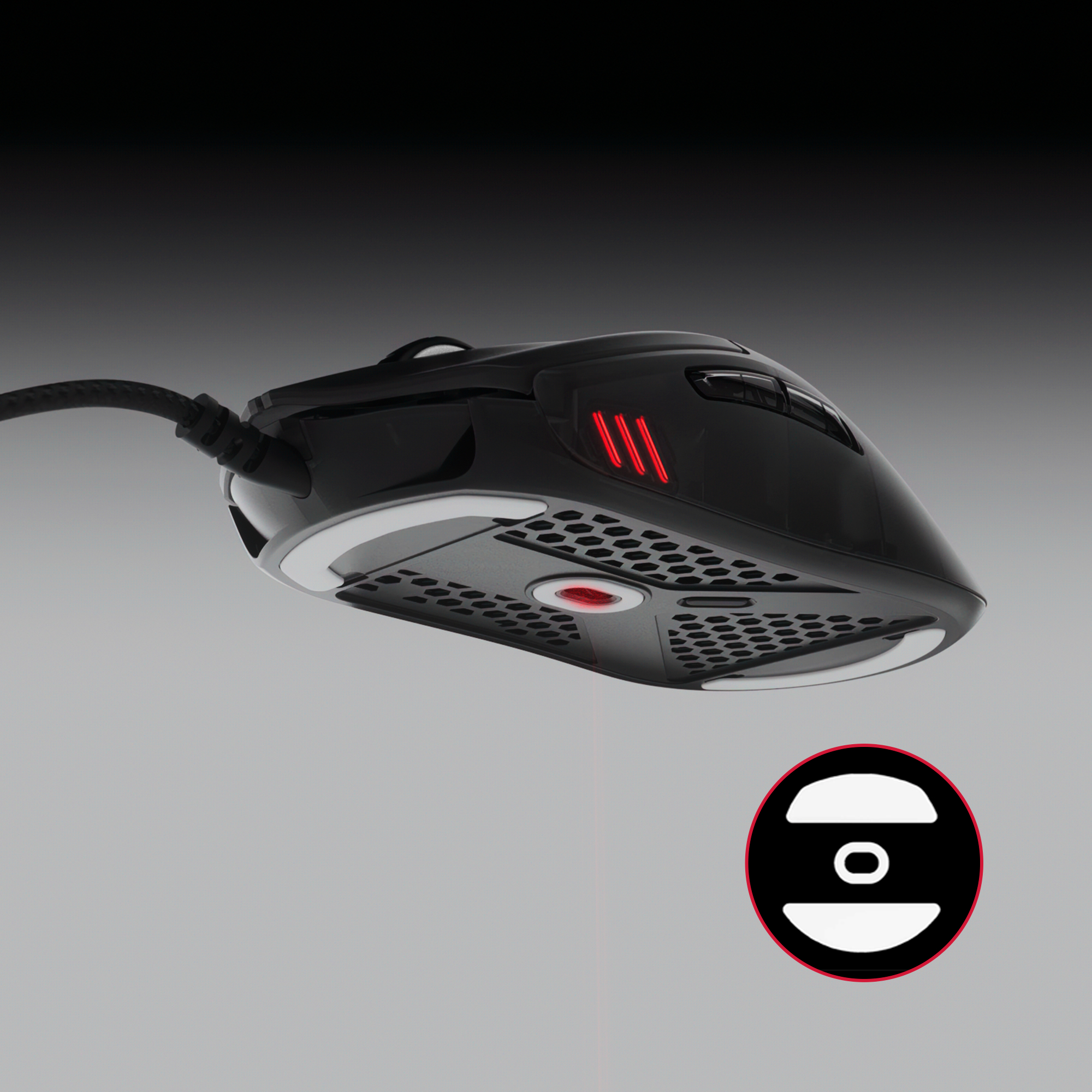 Unterseite einer schwarzen Gaming-Maus mit roten Lichtakzenten und Wabengitter.