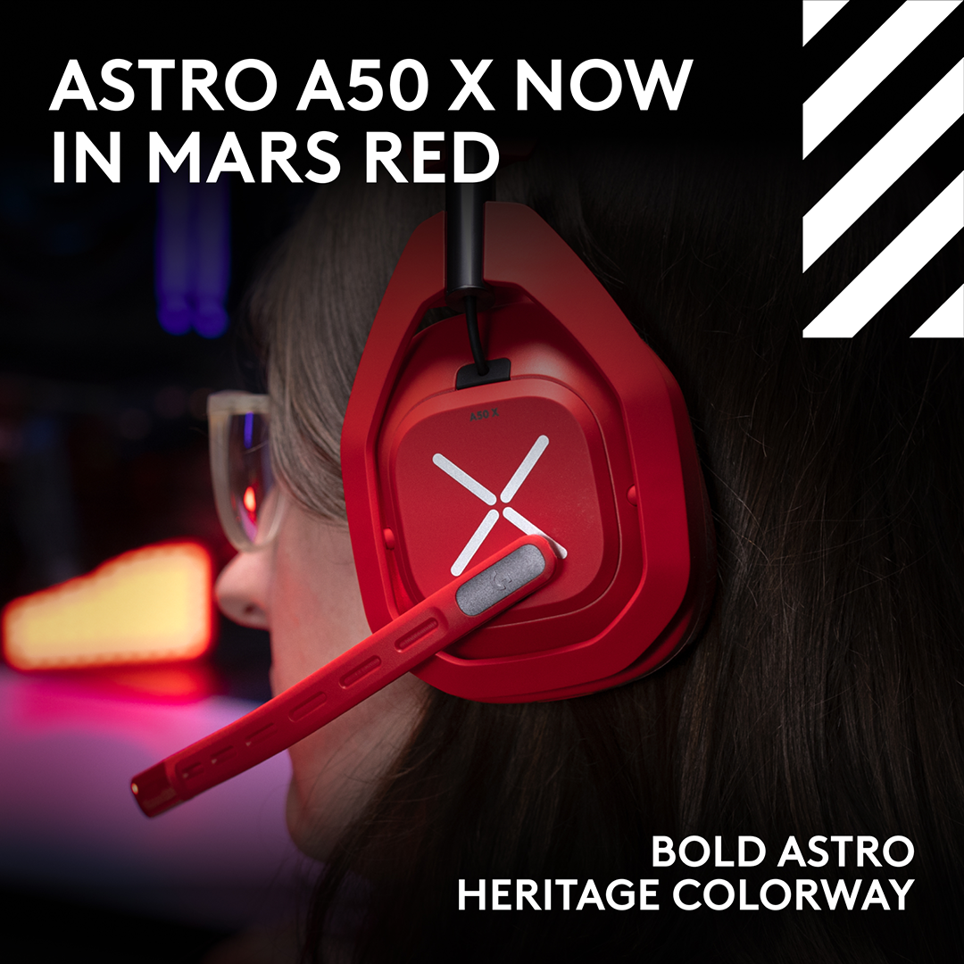 Személy, aki piros Astro A50 X gaming headsetet visel mikrofonnal.