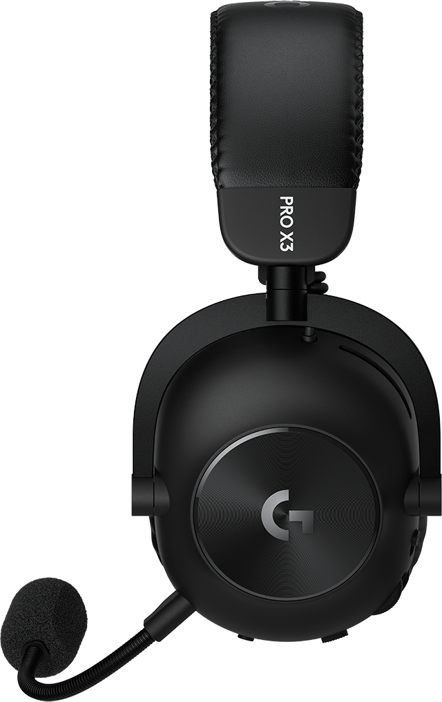 Fekete gamer headset mikrofonnal és Logitech logóval a fülhallgatón, fekete háttér előtt.