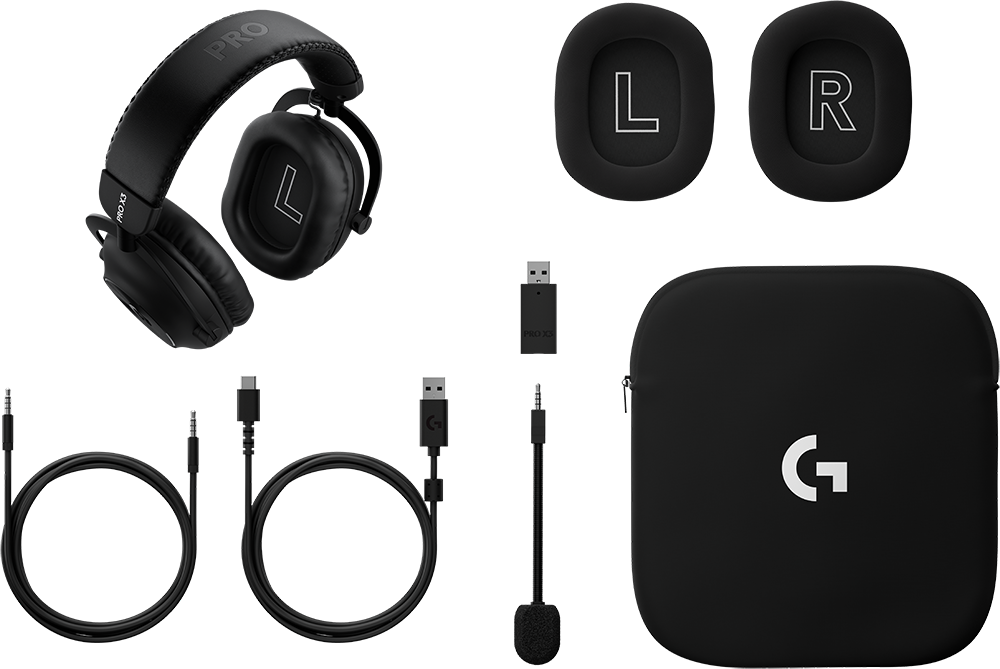 Fekete gamer headset, pót fülpárnák, kábelek, USB adapter, mikrofon és logós tok.