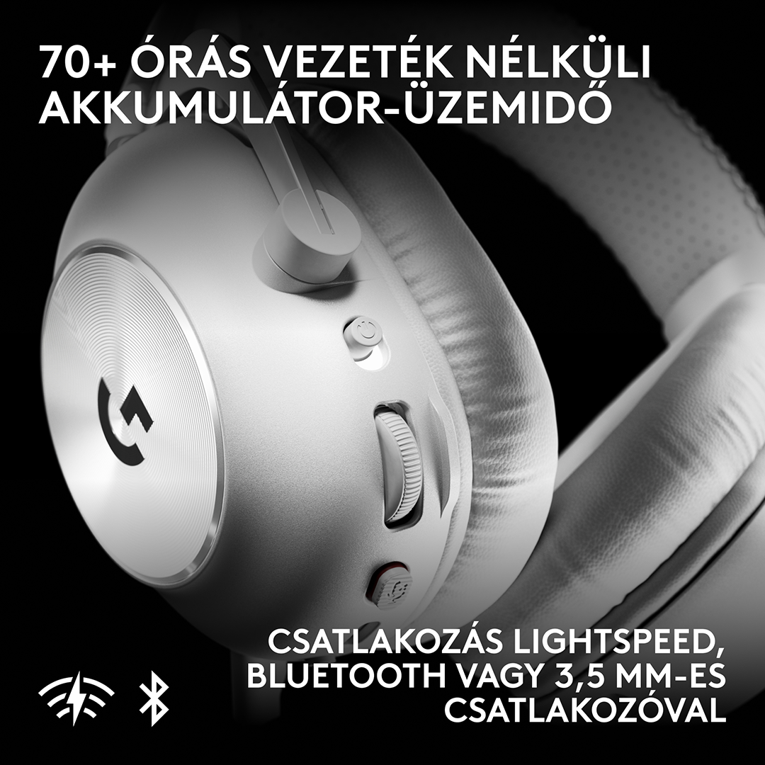 Egy fehér, vezeték nélküli gamer headset közeli képe gombokkal, hangerőszabályzó kerékkel és logóval sötét háttérben.