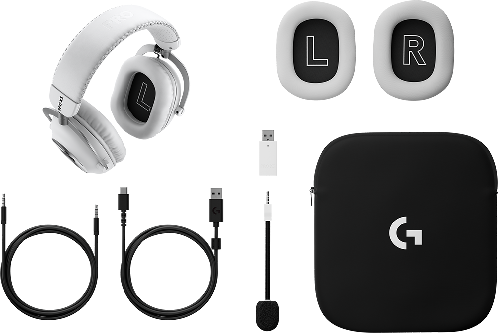 Fehér fejhallgató pót fülpárnákkal, kábelekkel, mikrofonnal, USB-adapterrel és fekete tokkal.