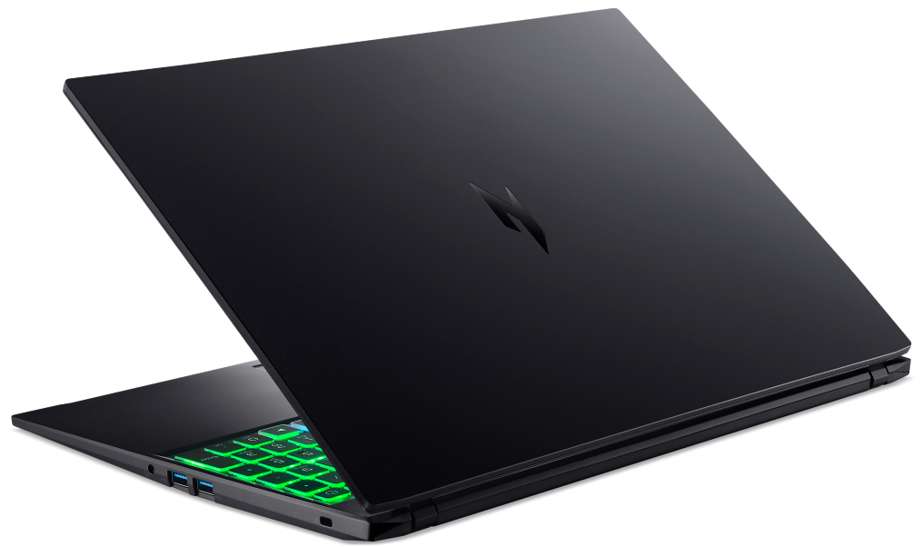 Zárt fekete gamer laptop világító zöld billentyűzettel és elegáns logóval, fehér háttér előtt.