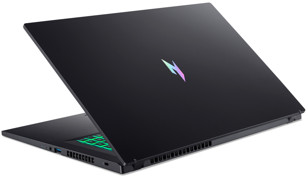 Egy fekete laptop világító logóval és zöld háttérvilágítású billentyűzettel fehér háttéren.