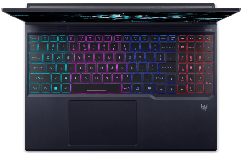 Fekete laptop felülnézete RGB háttérvilágítású billentyűzettel és numerikus paddal.